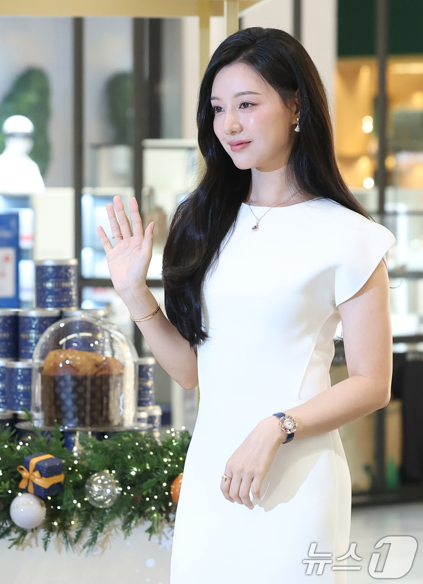 (판교=뉴스1) 권현진 기자 = 배우 김지원이 7일 경기도 현대백화점 판교점에서 열린 주얼리 브랜드 불가리(BVLGARI) '홀리데이 디바스 드림' 팝업 행사에 참석해 포즈를 취하 …