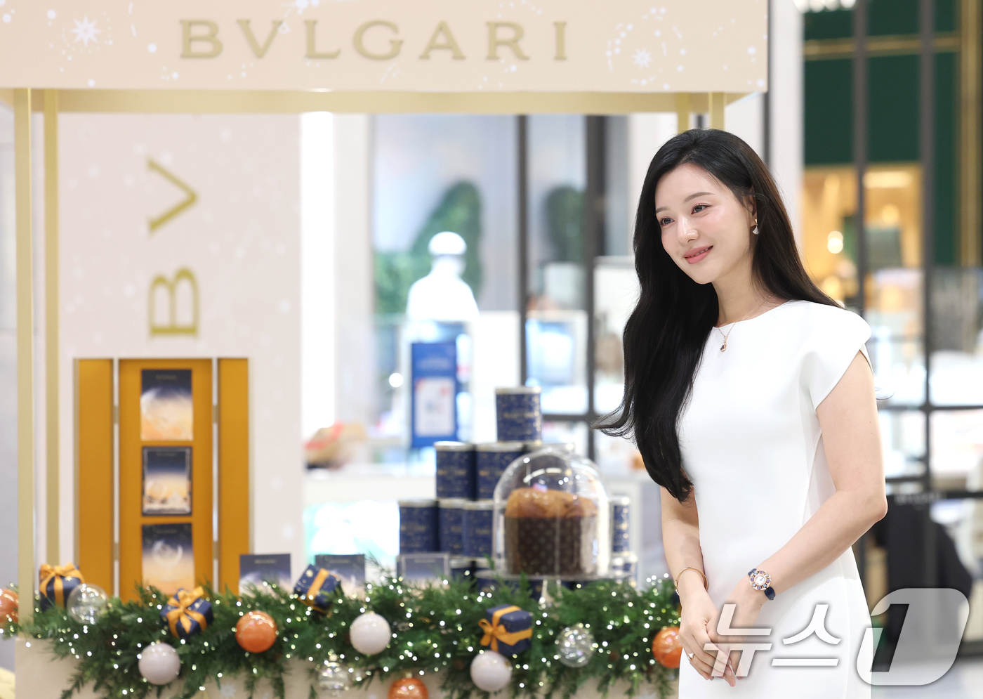 (판교=뉴스1) 권현진 기자 = 배우 김지원이 7일 경기도 현대백화점 판교점에서 열린 주얼리 브랜드 불가리(BVLGARI) '홀리데이 디바스 드림' 팝업 행사에 참석해 포즈를 취하 …