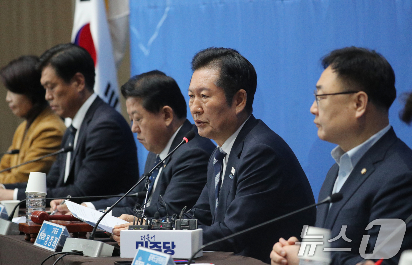 (청주=뉴스1) 김용빈 기자 = 정청래 더불어민주당 대표가 7일 오전 충북 청주시 오스코에서 열린 179차 충북 현장 최고위원회의에서 발언을 하고 있다. 2025.11.7/뉴스1