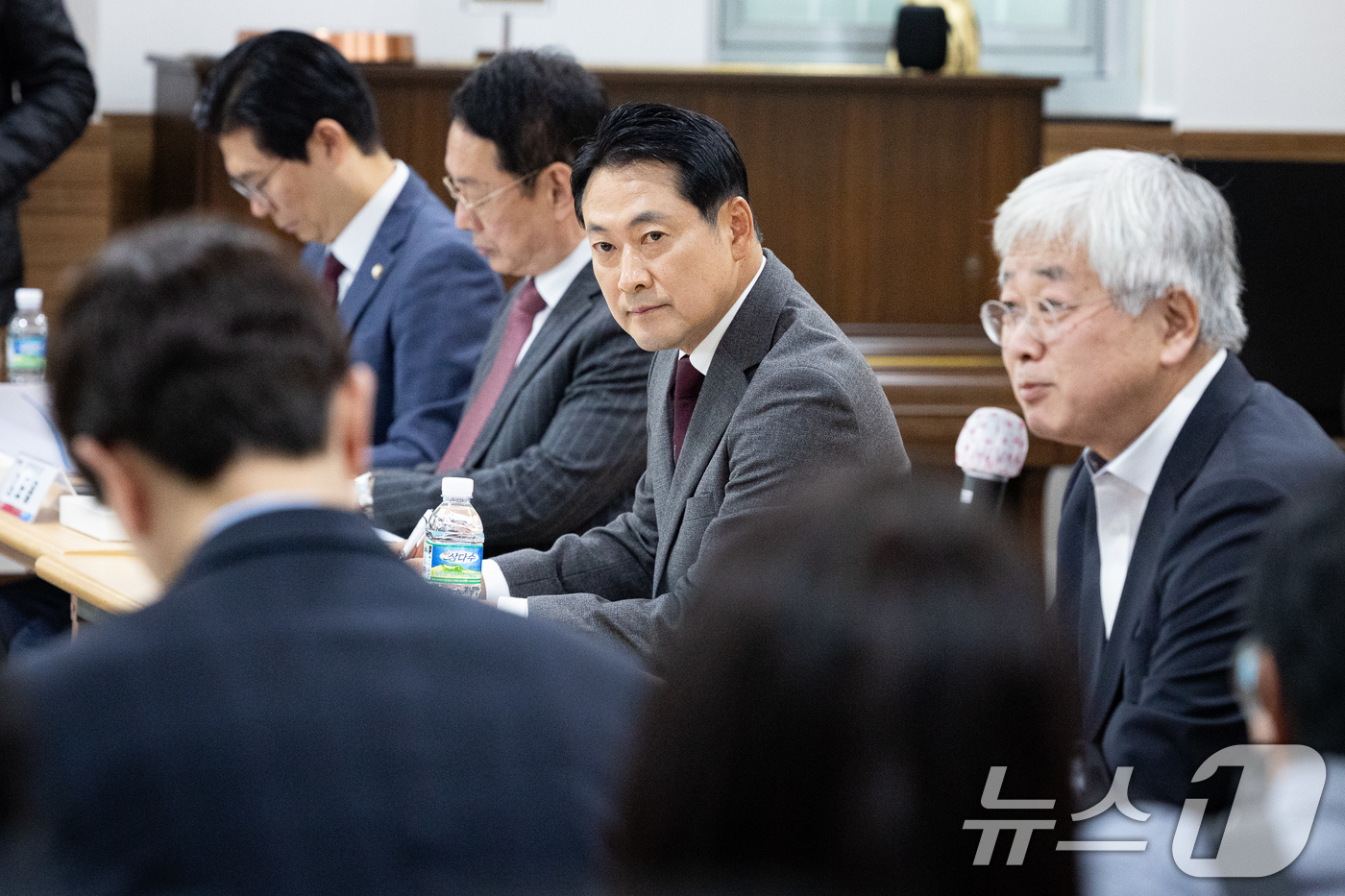 (용인=뉴스1) 유승관 기자 = 장동혁 국민의힘 대표가 7일 경기 용인시 수지구 내 한 아파트 커뮤니티센터에서 열린 부동산 정책 정상화 특별위원회 - 부동산 대책 경기도 현장 간담 …