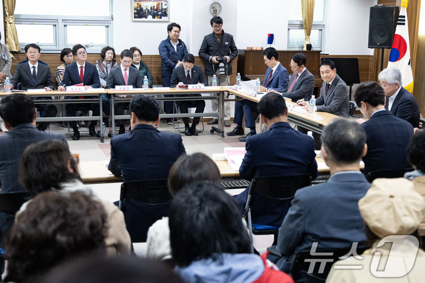 (용인=뉴스1) 유승관 기자 = 장동혁 국민의힘 대표가 7일 경기 용인시 수지구 내 한 아파트 커뮤니티센터에서 열린 부동산 정책 정상화 특별위원회 - 부동산 대책 경기도 현장 간담 …