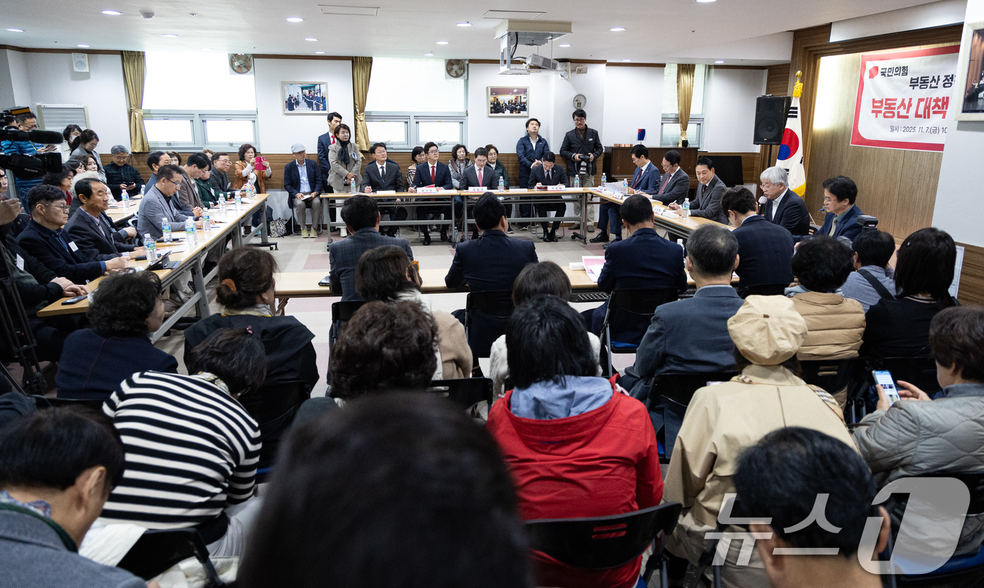 (용인=뉴스1) 유승관 기자 = 장동혁 국민의힘 대표가 7일 경기 용인시 수지구 내 한 아파트 커뮤니티센터에서 열린 부동산 정책 정상화 특별위원회 - 부동산 대책 경기도 현장 간담 …
