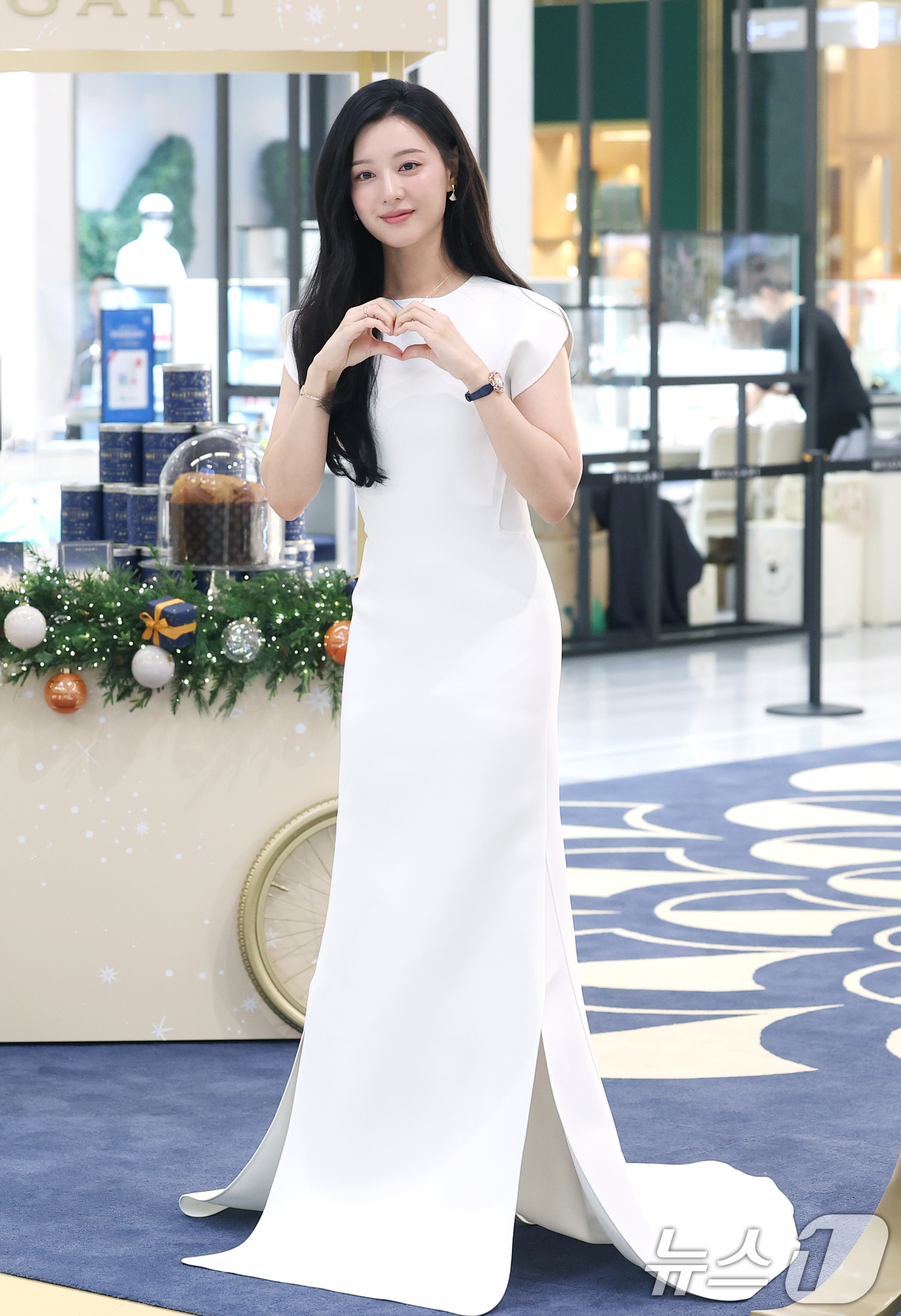 (판교=뉴스1) 권현진 기자 = 배우 김지원이 7일 경기도 현대백화점 판교점에서 열린 주얼리 브랜드 불가리(BVLGARI) '홀리데이 디바스 드림' 팝업 행사에 참석해 포즈를 취하 …