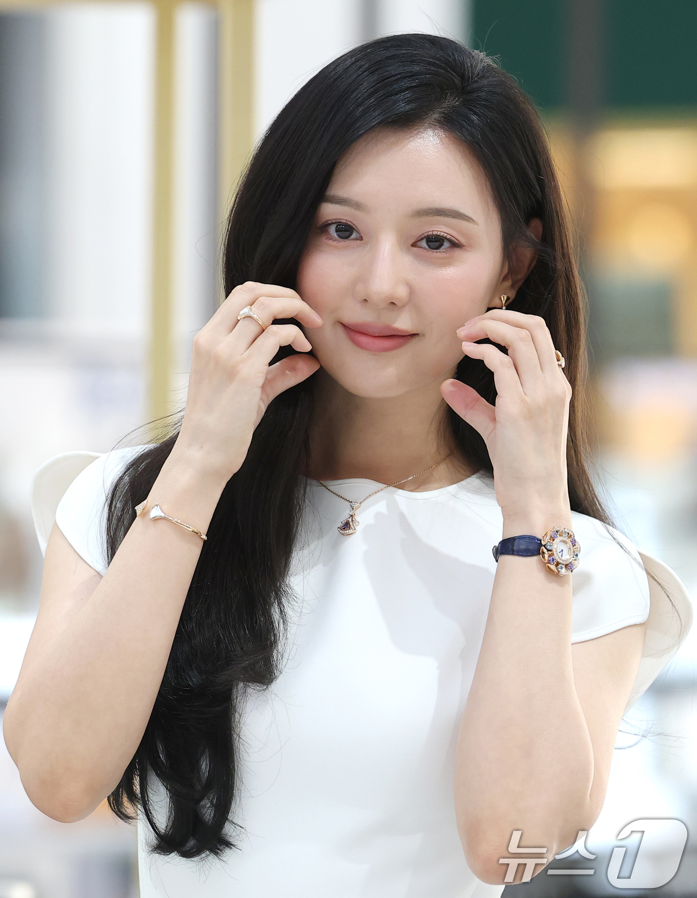 (판교=뉴스1) 권현진 기자 = 배우 김지원이 7일 경기도 현대백화점 판교점에서 열린 주얼리 브랜드 불가리(BVLGARI) '홀리데이 디바스 드림' 팝업 행사에 참석해 포즈를 취하 …