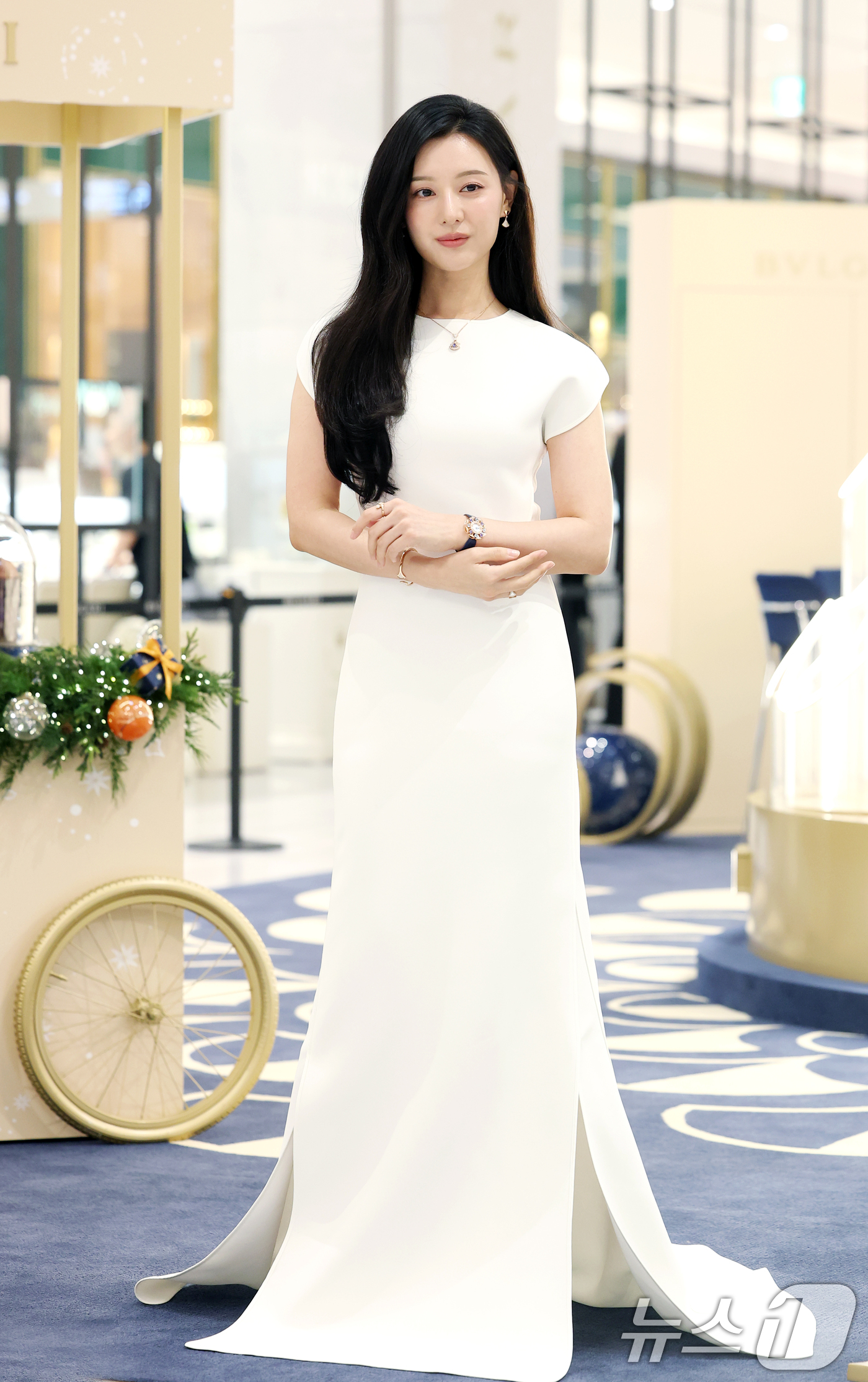 (판교=뉴스1) 권현진 기자 = 배우 김지원이 7일 경기도 현대백화점 판교점에서 열린 주얼리 브랜드 불가리(BVLGARI) '홀리데이 디바스 드림' 팝업 행사에 참석해 포즈를 취하 …