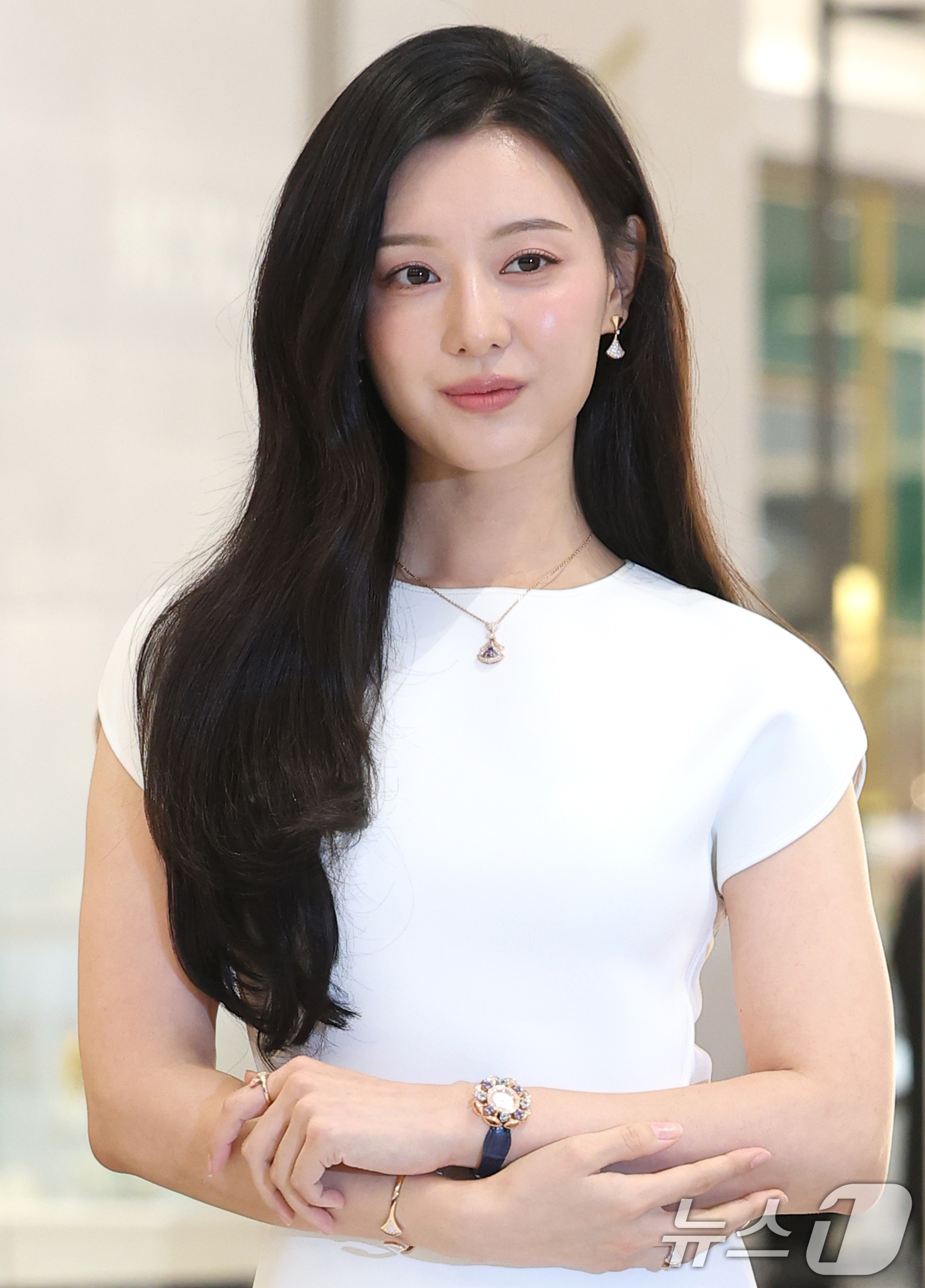 (판교=뉴스1) 권현진 기자 = 배우 김지원이 7일 경기도 현대백화점 판교점에서 열린 주얼리 브랜드 불가리(BVLGARI) '홀리데이 디바스 드림' 팝업 행사에 참석해 포즈를 취하 …