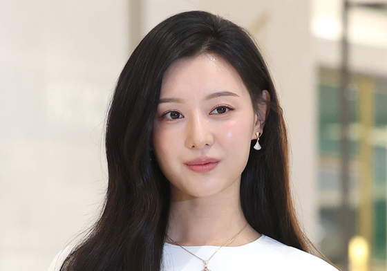 김지원, 세상 혼자 사는 비주얼