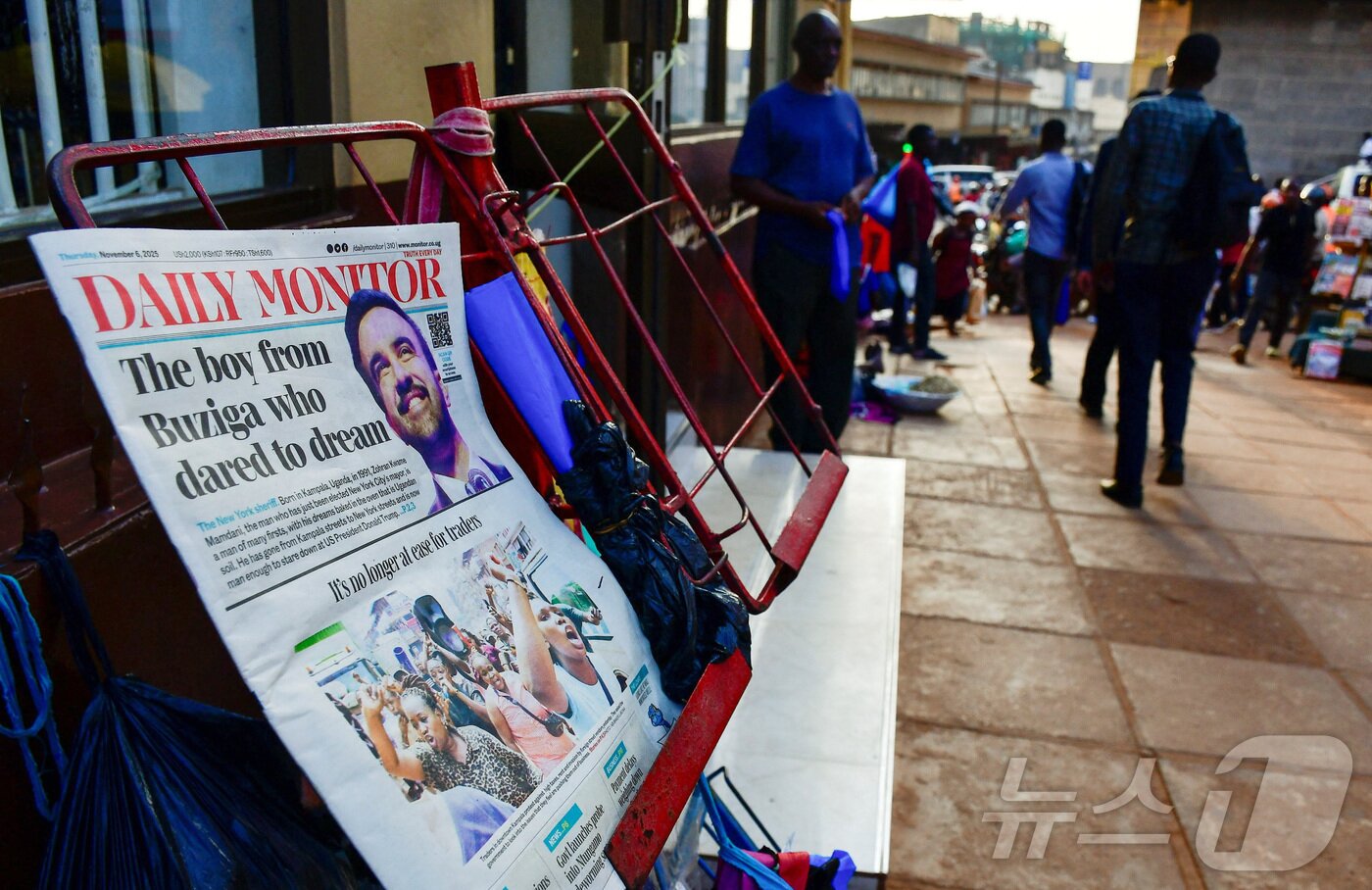 본문 이미지 - 우간다 수도 캄팔라의 한 거리에서 조란 맘다니 뉴욕시장 당선인이 10대 시절 일했던 데일리모니터가 6일 그의 당선 소식을 전하고 있다. 2025.11.6 ⓒ 로이터=뉴스1 ⓒ News1 강민경 기자
