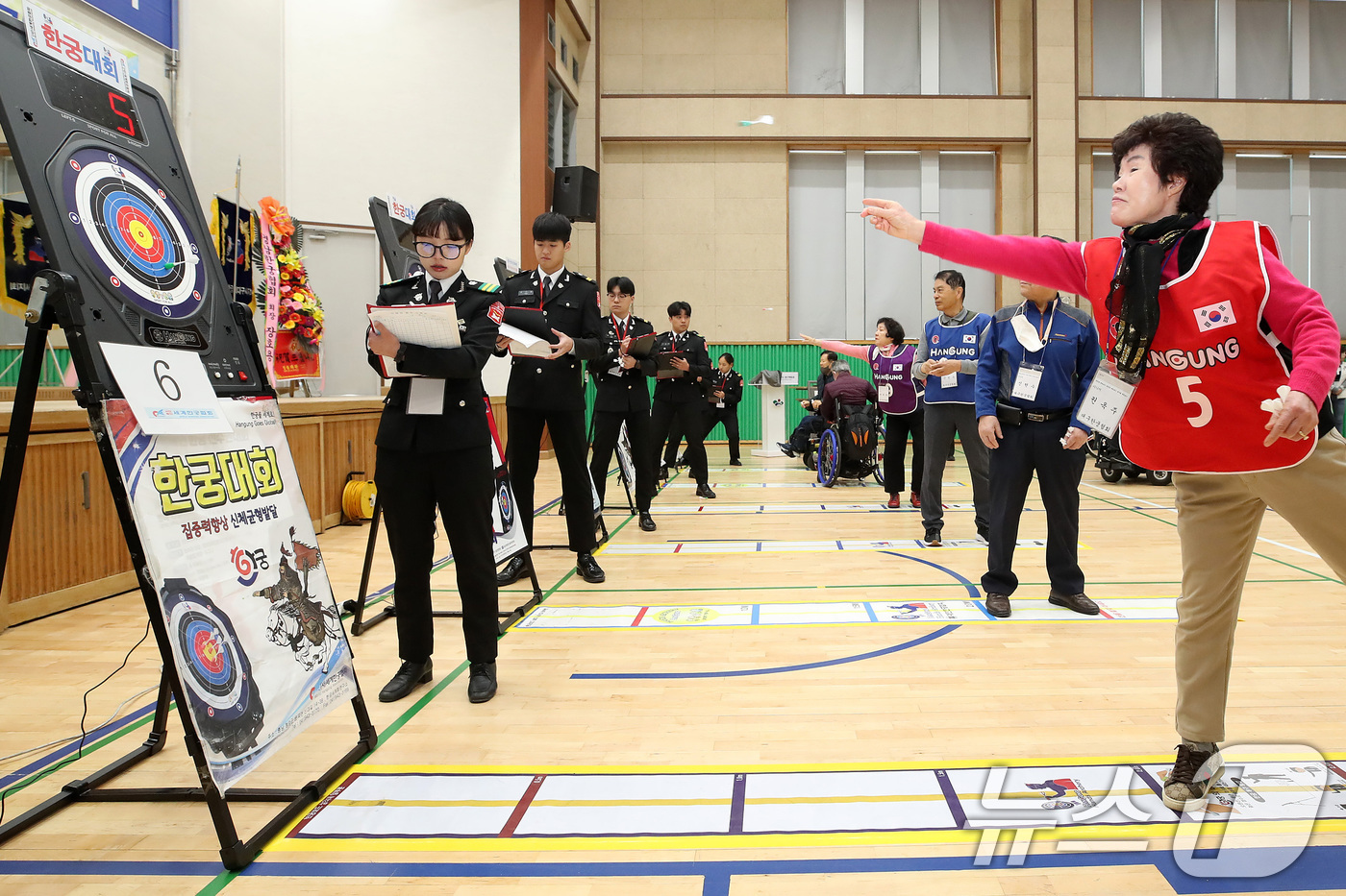 (대구=뉴스1) 공정식 기자 = 7일 오전 대구 동구 강동문화체육센터에서 열린 '동구체육회장배 한마음 한궁대회'에 출전한 한궁클럽 회원들이 과녁을 향해 핀을 던지고 있다.한궁은 전 …