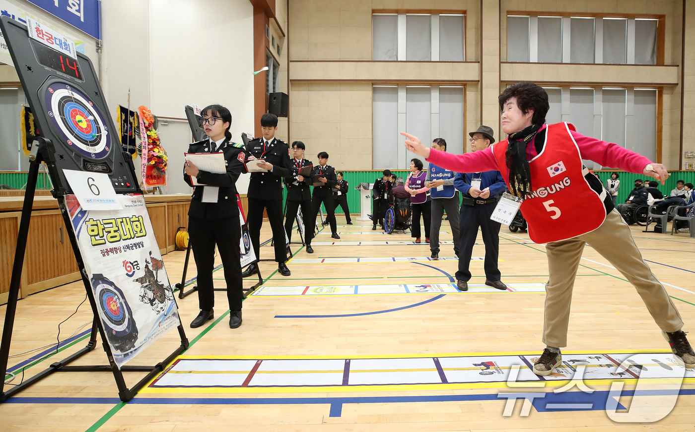 (대구=뉴스1) 공정식 기자 = 7일 오전 대구 동구 강동문화체육센터에서 열린 '동구체육회장배 한마음 한궁대회'에 출전한 한궁클럽 회원들이 과녁을 향해 핀을 던지고 있다.한궁은 전 …