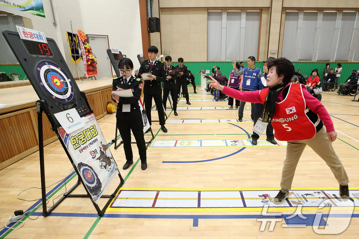 (대구=뉴스1) 공정식 기자 = 7일 오전 대구 동구 강동문화체육센터에서 열린 '동구체육회장배 한마음 한궁대회'에 출전한 한궁클럽 회원들이 과녁을 향해 핀을 던지고 있다.한궁은 전 …