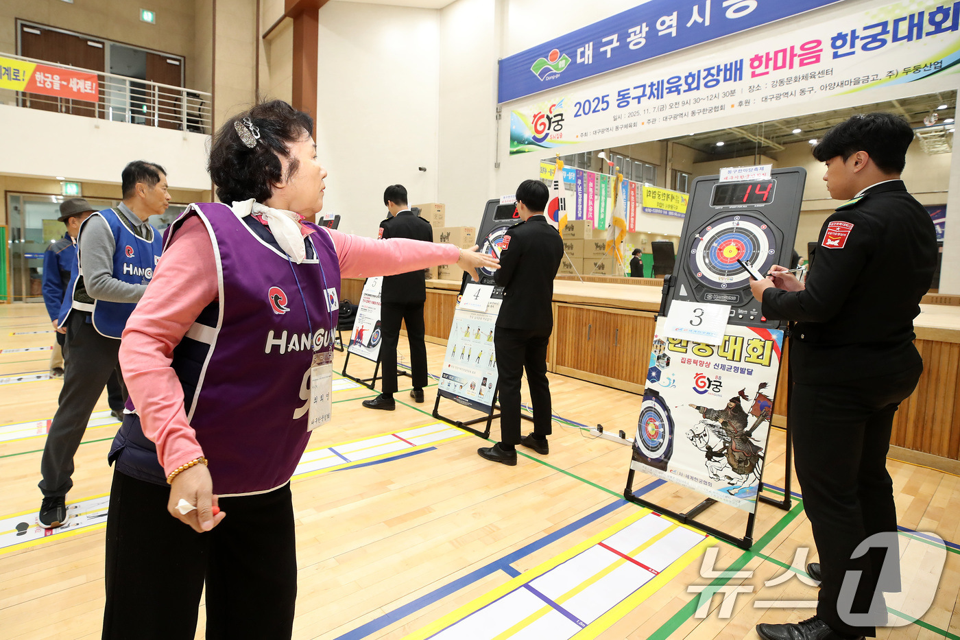 (대구=뉴스1) 공정식 기자 = 7일 오전 대구 동구 강동문화체육센터에서 열린 '동구체육회장배 한마음 한궁대회'에 출전한 한궁클럽 회원들이 과녁을 향해 핀을 던지고 있다.한궁은 전 …