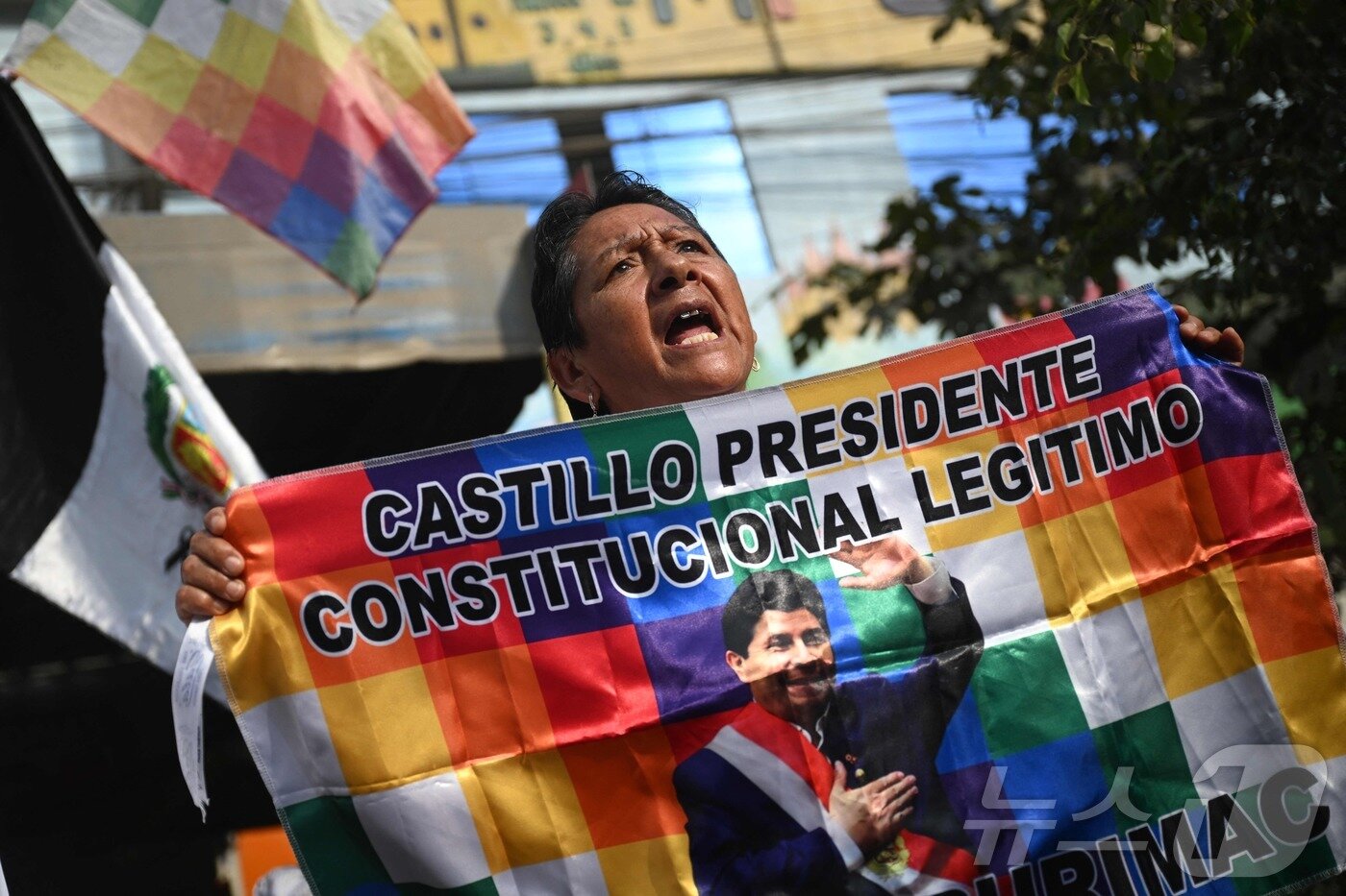 본문 이미지 - 2022년 12월 의회 해산을 시도했다가 탄핵된 페드로 카스키요 전 대통령의 반란 혐의 재판이 열린 지난 3월 4일&#40;현지시간&#41; 카스티요의 지지자들이 법정 앞에 모여 구호를 외치고 있다. ⓒ AFP=뉴스1