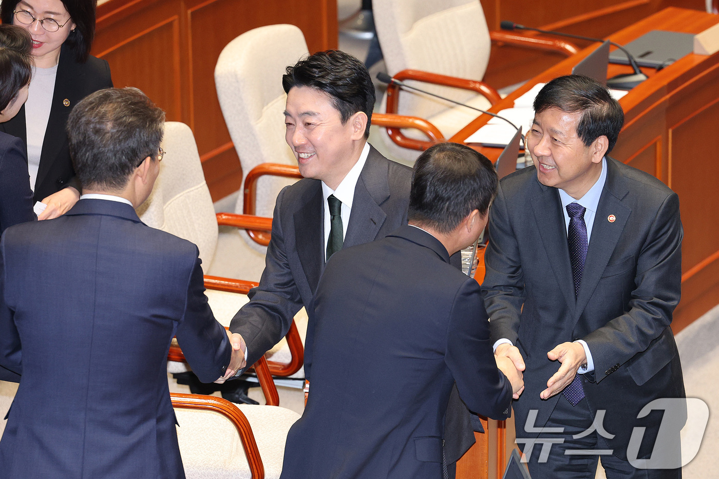 (서울=뉴스1) 신웅수 기자 = 강훈식 대통령 비서실장과 구윤철 경제부총리 겸 기획재정부 장관이 7일 서울 여의도 국회에서 열린 예산결산특별위원회 전체회의에서 참석자들과 인사하고 …