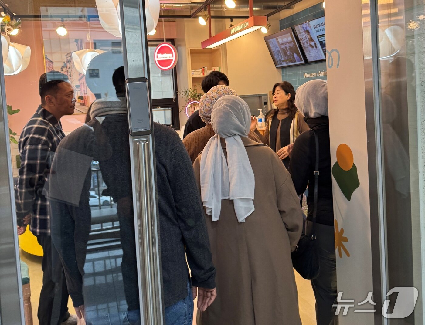 본문 이미지 - 웨스턴동물의료센터를 찾은 외국 수의사들(동물병원 제공) ⓒ 뉴스1