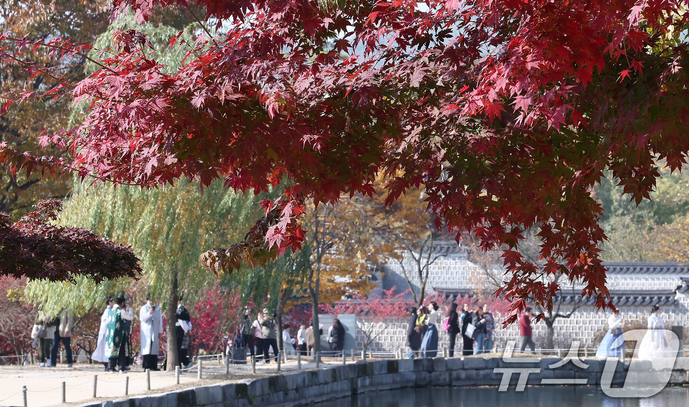 (서울=뉴스1) 김성진 기자 = 절기상 입동(立冬)인 7일 서울 종로구 경복궁 향원정에서 시민들이 단풍과 함께 즐거운 시간을 보내고 있다. 2025.11.7/뉴스1