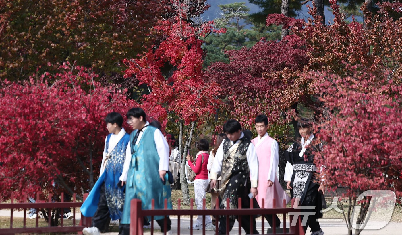 본문 이미지 - 절기상 입동&#40;立冬&#41;인 7일 서울 종로구 경복궁 향원정에서 시민들이 단풍과 함께 즐거운 시간을 보내고 있다. 2025.11.7/뉴스1 ⓒ News1 김성진 기자