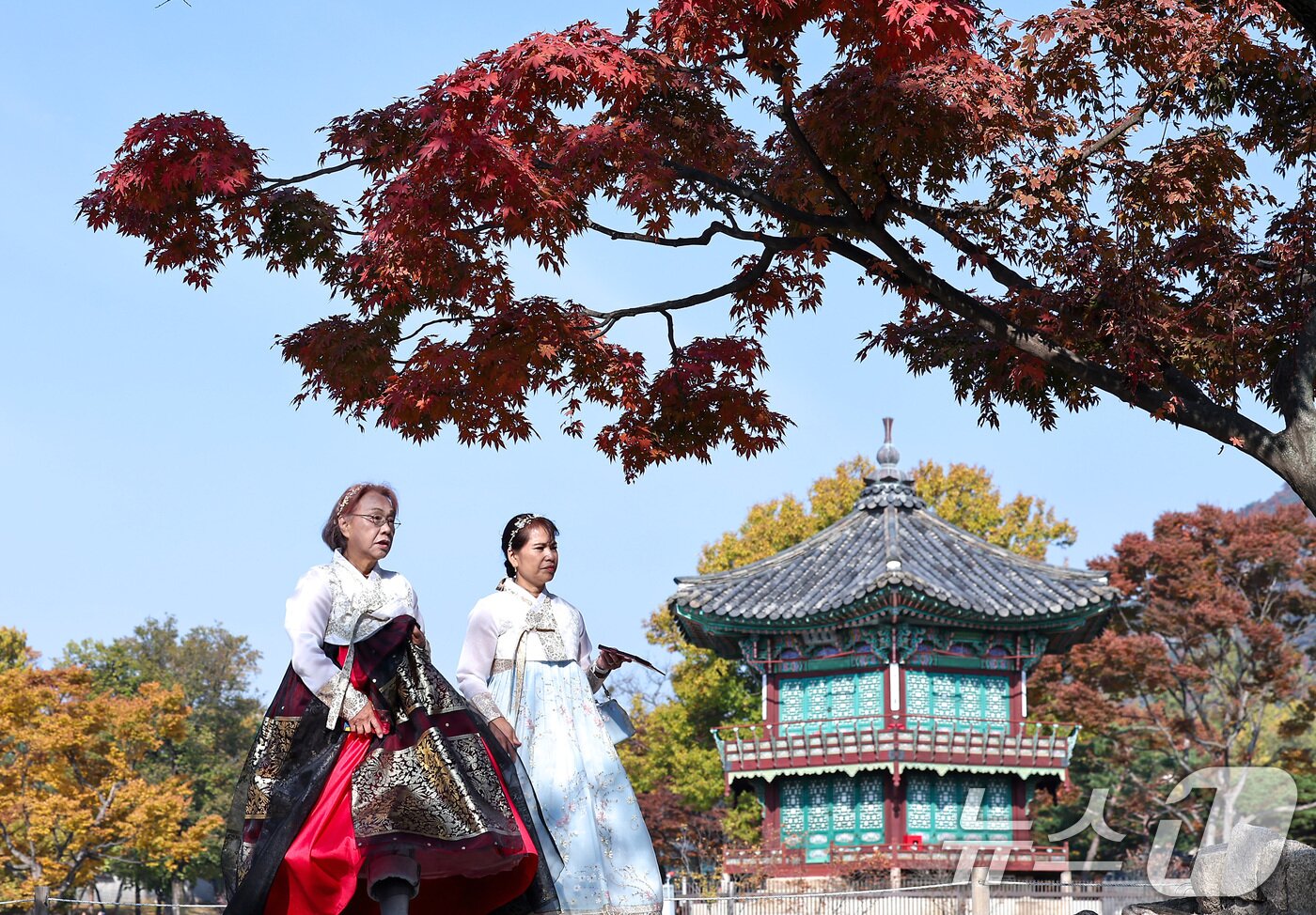 본문 이미지 - 절기상 입동&#40;立冬&#41;인 7일 서울 종로구 경복궁 향원정에서 외국인 관광객들이 단풍과 함께 즐거운 시간을 보내고 있다. 2025.11.7/뉴스1 ⓒ News1 김성진 기자