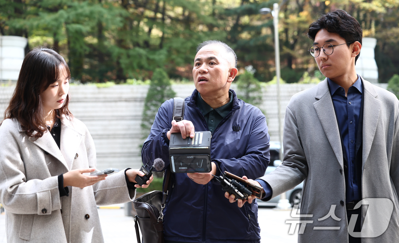 (서울=뉴스1) 김민지 기자 = 정치 브로커 명태균 씨가 7일 오전 서울 서초구 서울중앙지법에서 열린 김건희 여사의 자본시장법 위반 등 혐의 속행 공판에 증인으로 출석하며 '명태균 …