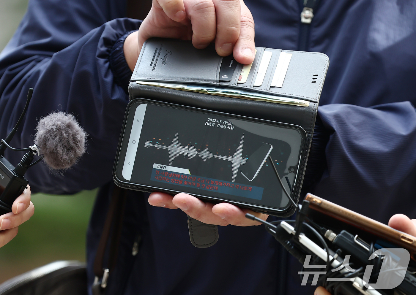 (서울=뉴스1) 김민지 기자 = 정치 브로커 명태균 씨가 7일 오전 서울 서초구 서울중앙지법에서 열린 김건희 여사의 자본시장법 위반 등 혐의 속행 공판에 증인으로 출석하며 '명태균 …