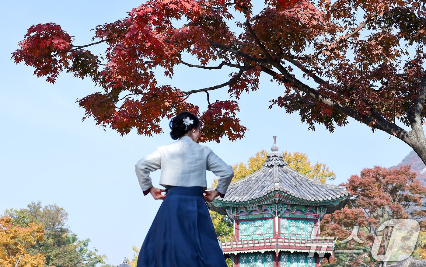 본문 이미지 - 절기상 입동&#40;立冬&#41;인 7일 서울 종로구 경복궁 향원정에서 시민들이 단풍과 함께 즐거운 시간을 보내고 있다. 2025.11.7/뉴스1 ⓒ News1 김성진 기자