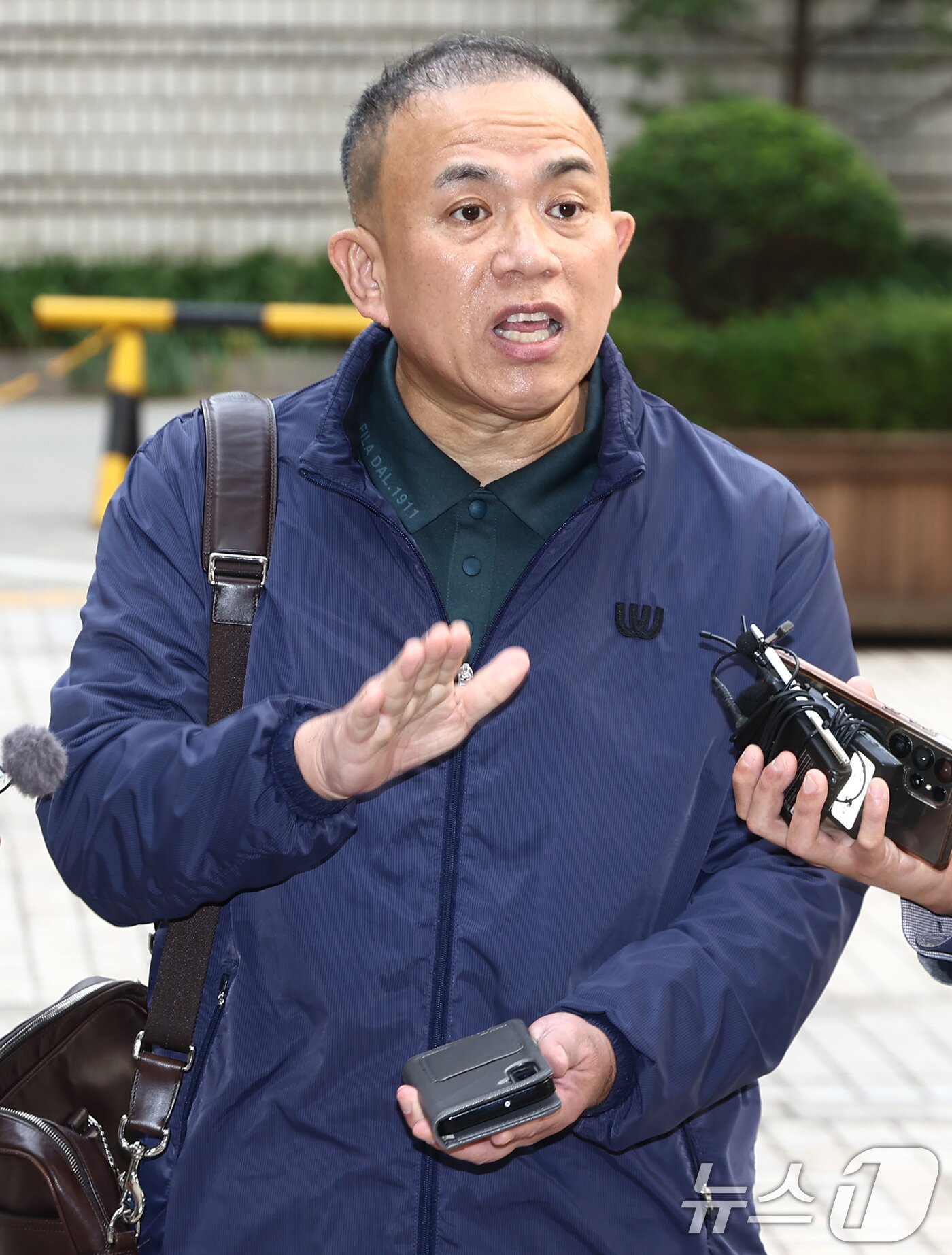 본문 이미지 - 정치 브로커 명태균 씨가 7일 오전 서울 서초구 서울중앙지법에서 열린 김건희 여사의 자본시장법 위반 등 혐의 속행 공판에 증인으로 출석하며 입장을 밝히고 있다. 2025.11.7/뉴스1 ⓒ News1 김민지 기자