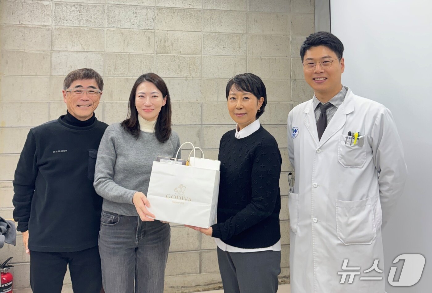 본문 이미지 - 오른쪽부터 웨스턴동물의료센터 박정훈 원장과 홍연정 대표원장, 일본 수의사들(동물병원 제공) ⓒ 뉴스1