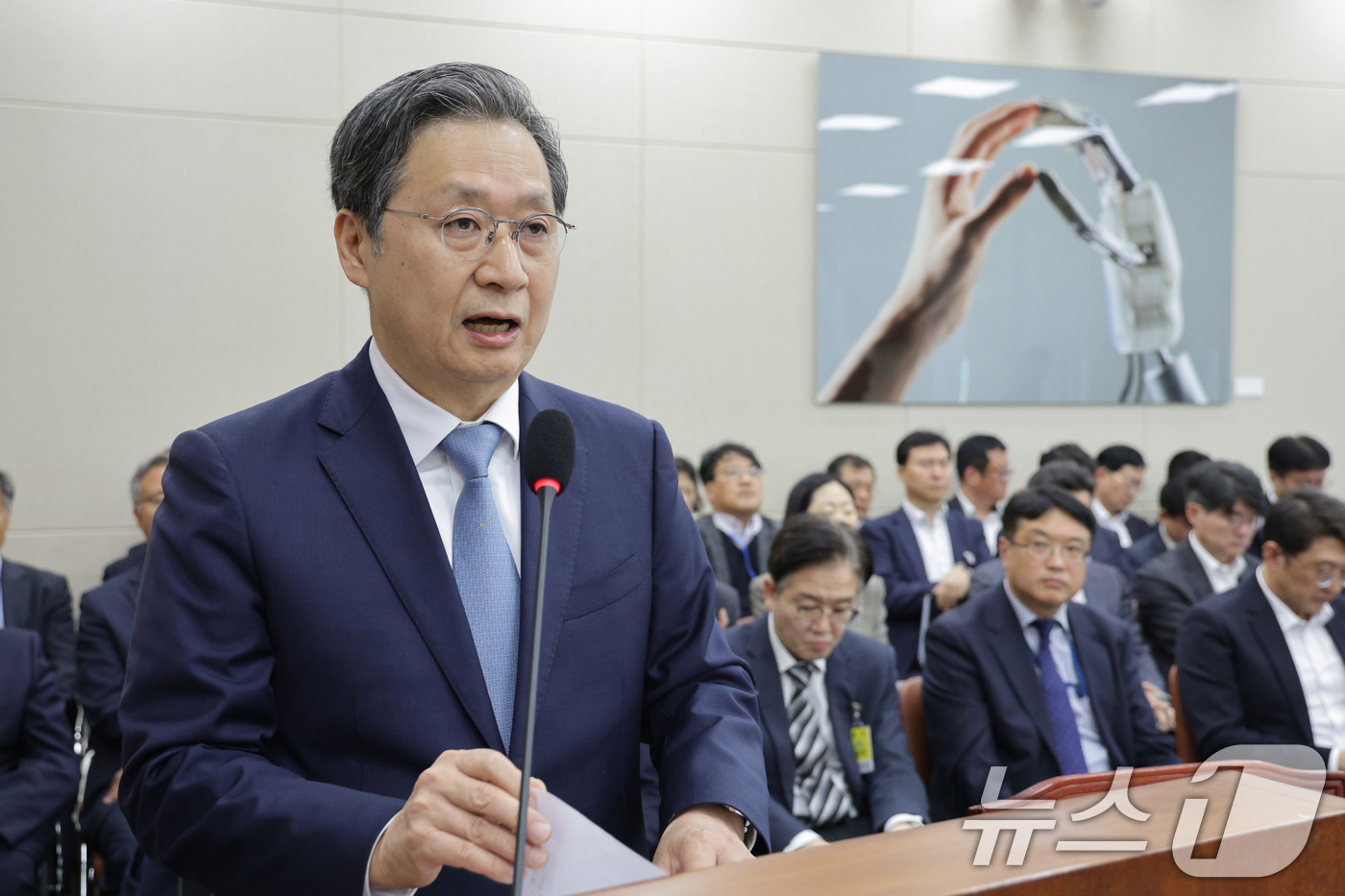 (서울=뉴스1) 신웅수 기자 = 윤영빈 우주항공청장이 7일 서울 여의도 국회에서 열린 과학기술정보방송통신위원회 전체회의에서 내년도 예산안 관련 제안설명을 하고 있다.  2025.1 …