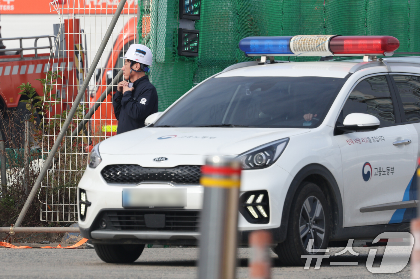 (울산=뉴스1) 황기선 기자 = 7일 오전 울산 남구 동서발전 울산화력발전소 보일러 타워 붕괴현장에서 고용노동부 관계자가 현장으로 이동하고 있다.  2025.11.7/뉴스1