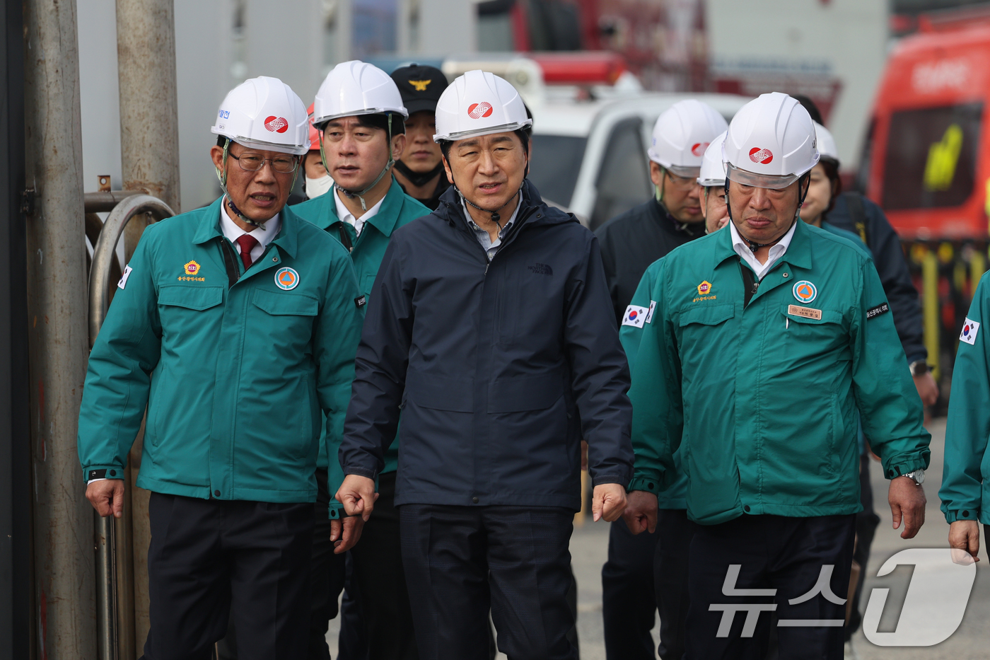 (울산=뉴스1) 황기선 기자 = 김기현 국민의힘 의원이 7일 오전 울산 남구 동서발전 울산화력발전소 보일러 타워 붕괴현장에서 울산시의회 의원들과 현장점검 후 발걸음을 옮기고 있다. …
