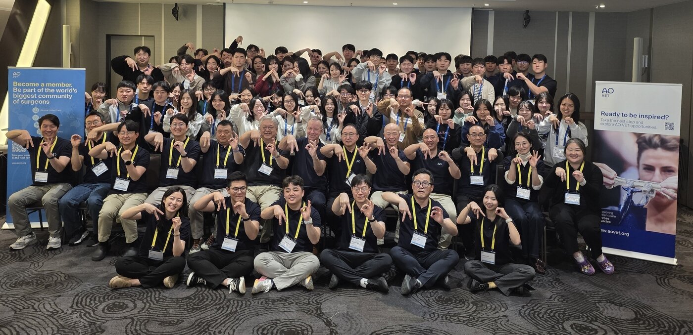 본문 이미지 - 2025 AO VET 한국 국제코스 강사진과 참석자들이 기념 사진을 찍고 있다(AO VET 제공). ⓒ 뉴스1
