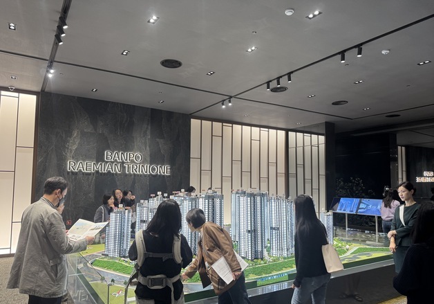 [르포] "현금 20억 준비했어요"…'래미안 트리니원' 견본주택 '북새통'