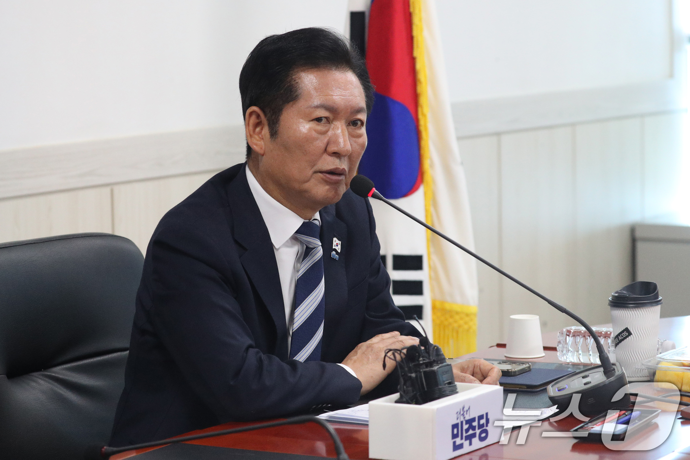 (청주=뉴스1) 김용빈 기자 = 정청래 더불어민주당 대표가 7일 오전 충북 청주시 오송첨단의료산업진흥재단에서 열린 ‘K-바이오 세계 도약을 위한 현장 간담회'에서 인사말을 하고 있 …