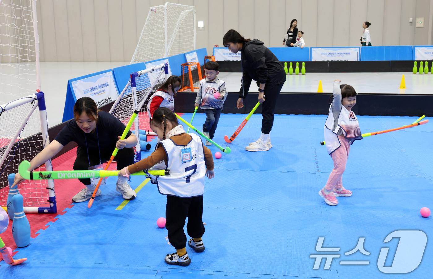 (서울=뉴스1) 김명섭 기자 = 7일 서울 강소구 코엑스마곡에서 열린 2025코리아 키즈 페어에서 아이들이  하키 체험을 하고 있다.9일 까지 열리는 이번 페어는 건강먹거리(푸드존 …