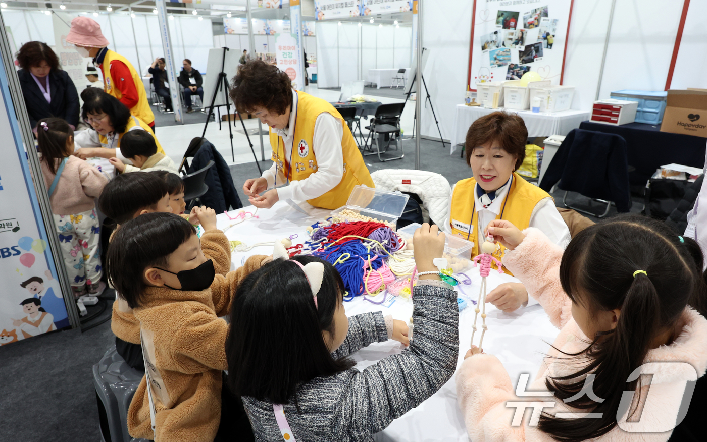(서울=뉴스1) 김명섭 기자 = 7일 서울 강소구 코엑스마곡에서 열린 2025코리아 키즈 페어에서 아이들이  체험을 하고 있다.9일 까지 열리는 이번 페어는 건강먹거리(푸드존), …