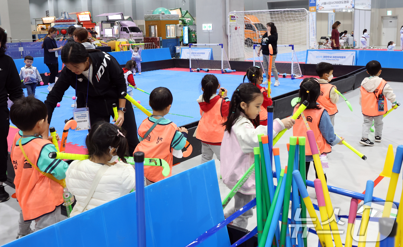 (서울=뉴스1) 김명섭 기자 = 7일 서울 강소구 코엑스마곡에서 열린 2025코리아 키즈 페어에서 아이들이 하키 체험을 하고 있다.9일 까지 열리는 이번 페어는 건강먹거리(푸드존 …