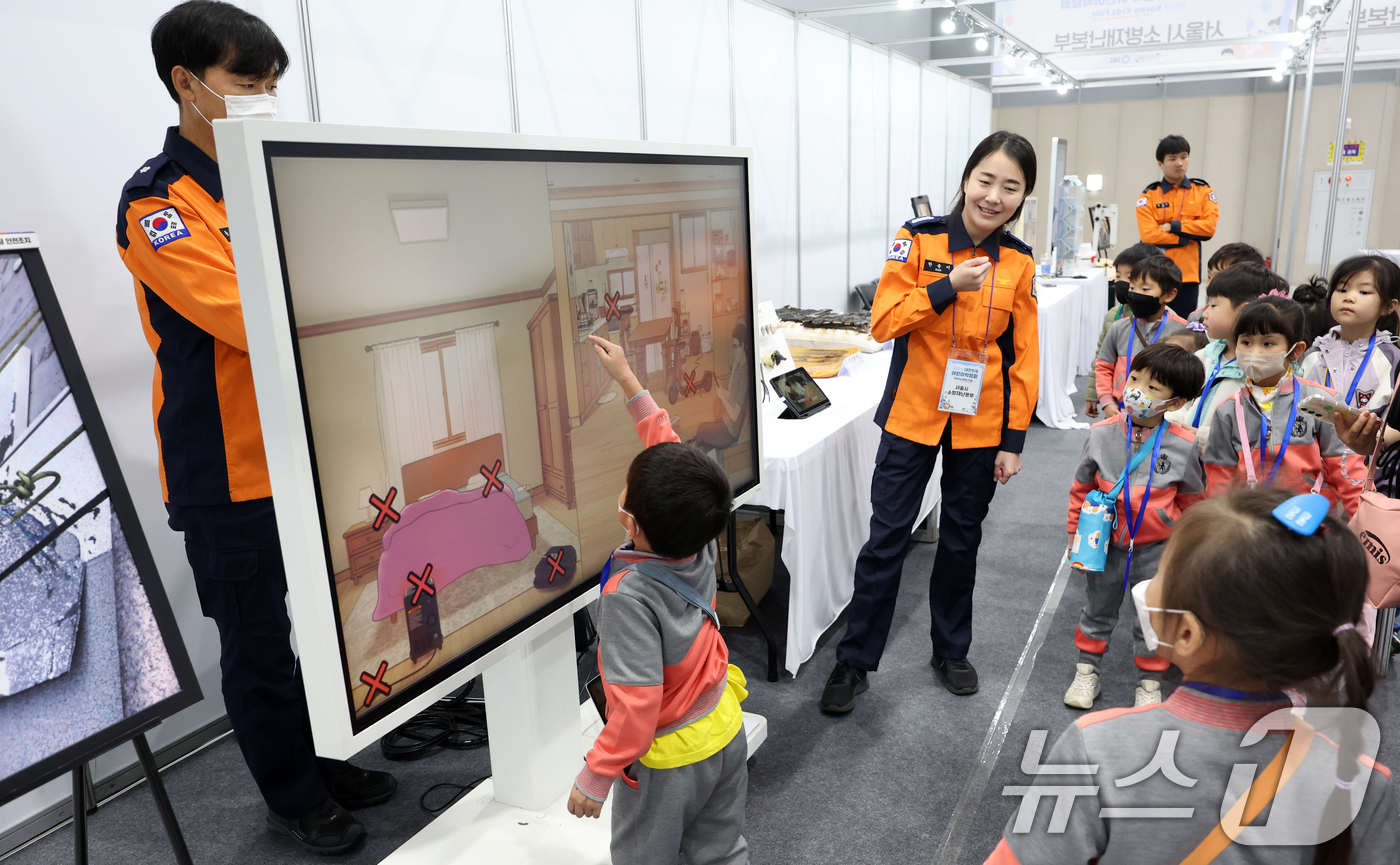 (서울=뉴스1) 김명섭 기자 = 7일 서울 강소구 코엑스마곡에서 열린 2025코리아 키즈 페어에서 아이들이 소방안전체험을 하고 있다.9일 까지 열리는 이번 페어는 건강먹거리(푸드존 …