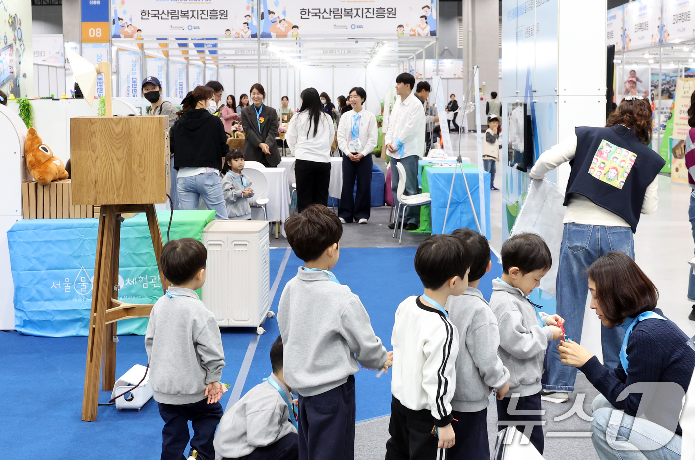 (서울=뉴스1) 김명섭 기자 = 7일 서울 강소구 코엑스마곡에서 열린 2025코리아 키즈 페어에서 아이들이 체험을 하고 있다.9일 까지 열리는 이번 페어는 건강먹거리(푸드존), …