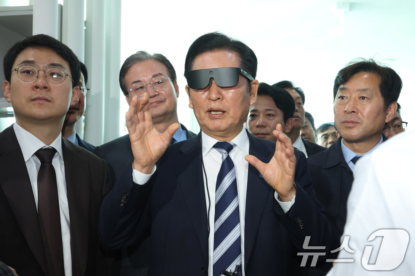 본문 이미지 - 정청래 더불어민주당 대표가 7일 오전 충북 청주 오송첨단의료산업진흥재단에서 K-바이오 세계 도약을 위한 정책간담회에 앞서 바이오랩 실험실 답사와 장비 등을 살펴보고 있다.(공동취재) 2025.11.7/뉴스1 ⓒ News1 김용빈 기자