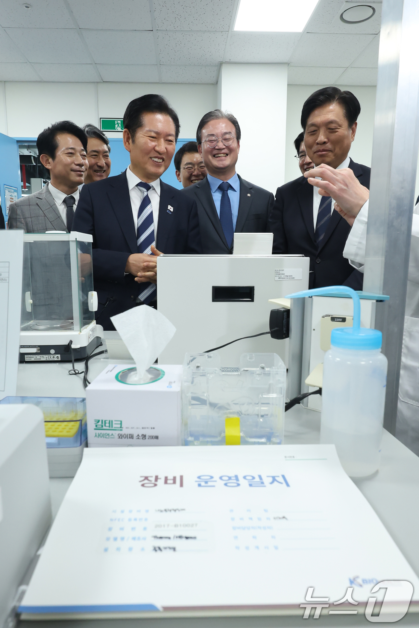 (청주=뉴스1) 김용빈 기자 = 정청래 더불어민주당 대표가 7일 오전 충북 청주 오송첨단의료산업진흥재단에서  K-바이오 세계 도약을 위한 정책간담회에 앞서 바이오랩 실험실 답사와 …