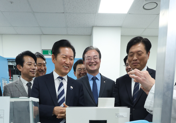 바이오랩 실험실 살펴보는 정청래 대표