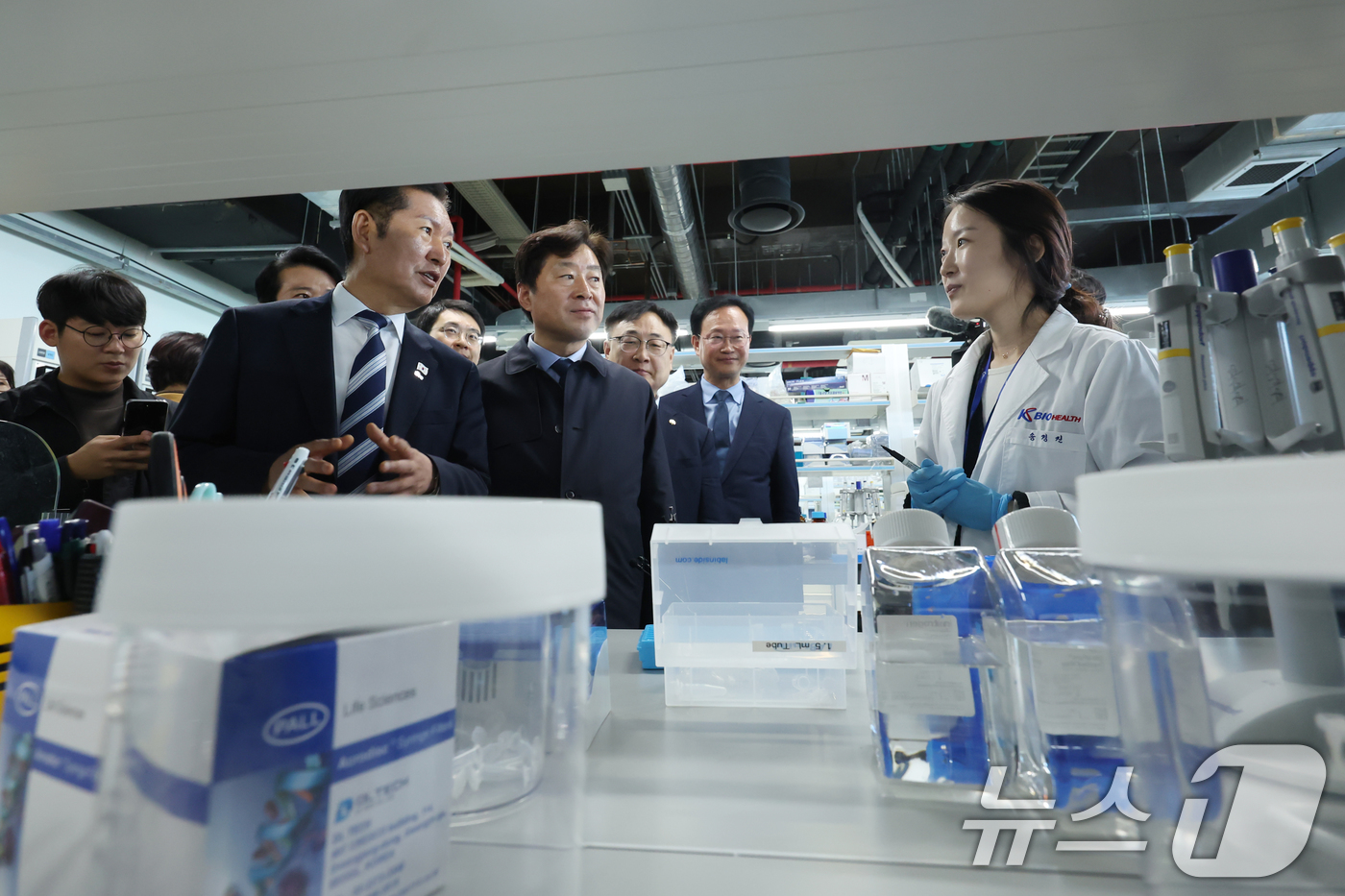 (청주=뉴스1) 김용빈 기자 = 정청래 더불어민주당 대표가 7일 오전 충북 청주 오송첨단의료산업진흥재단에서  K-바이오 세계 도약을 위한 정책간담회에 앞서 바이오랩 실험실 답사와 …