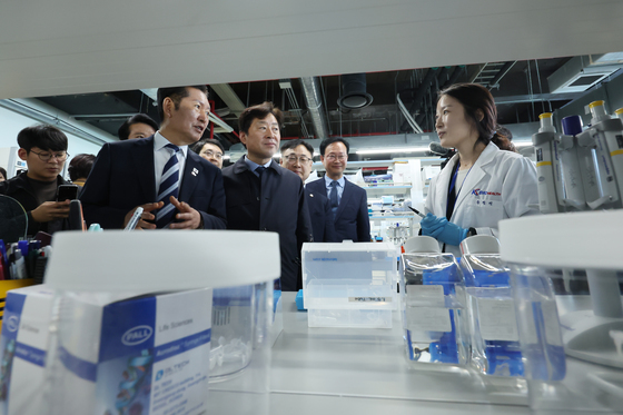 연구원과 대화하는 정청래 대표