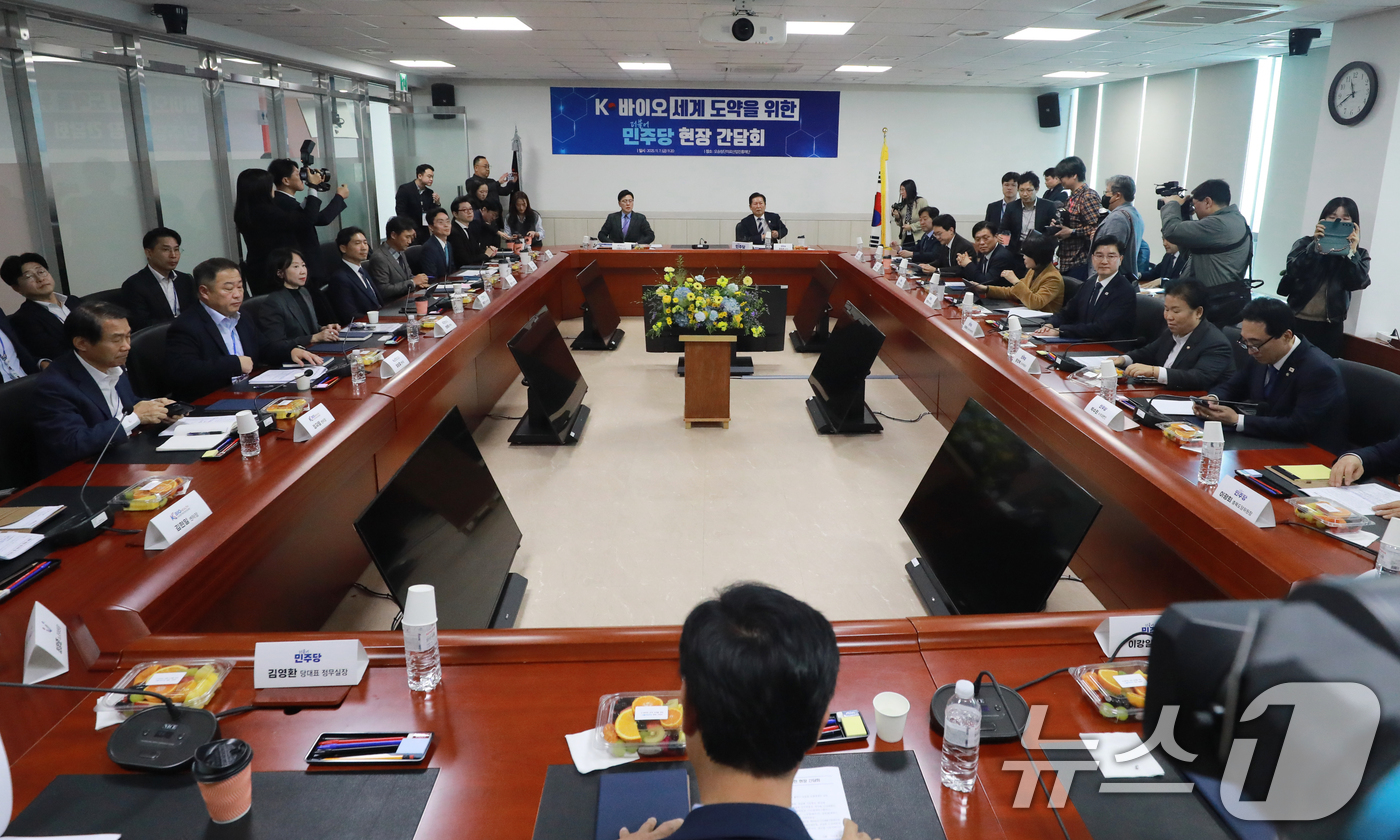 (청주=뉴스1) 김용빈 기자 = 정청래 더불어민주당 대표가 7일 오전 충북 청주시 오송첨단의료산업진흥재단에서 열린 ‘K-바이오 세계 도약을 위한 현장 간담회'에서 인사말을 하고 있 …