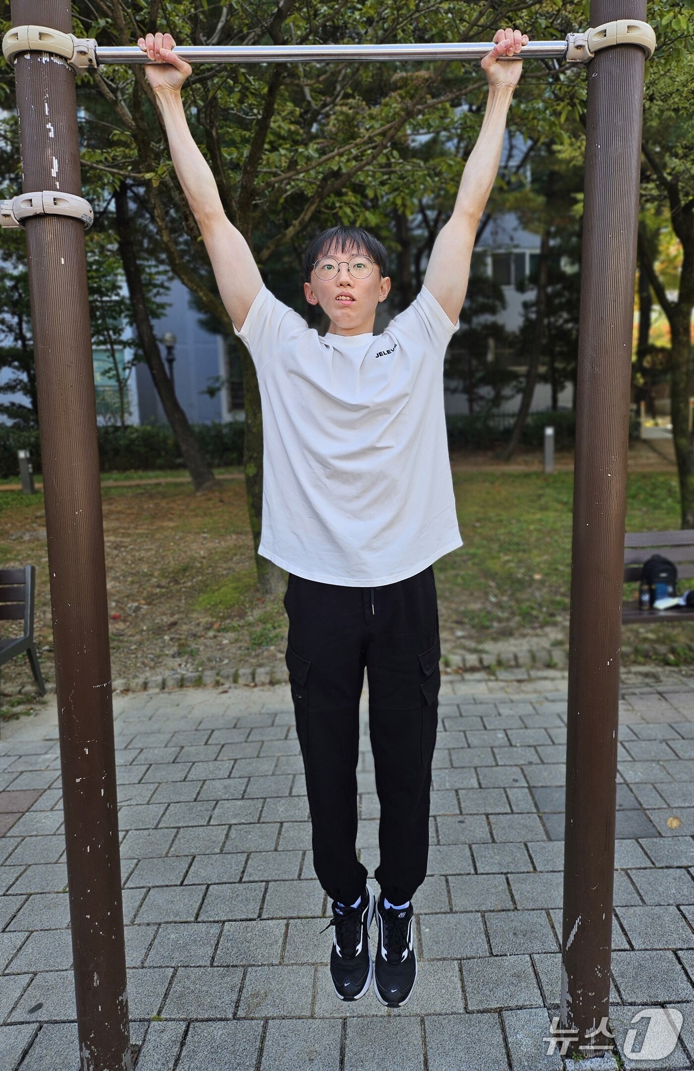 본문 이미지 - 김동호 씨가 설명한 턱걸이의 첫 걸음 매달리기. ⓒ News1 권혁준 기자