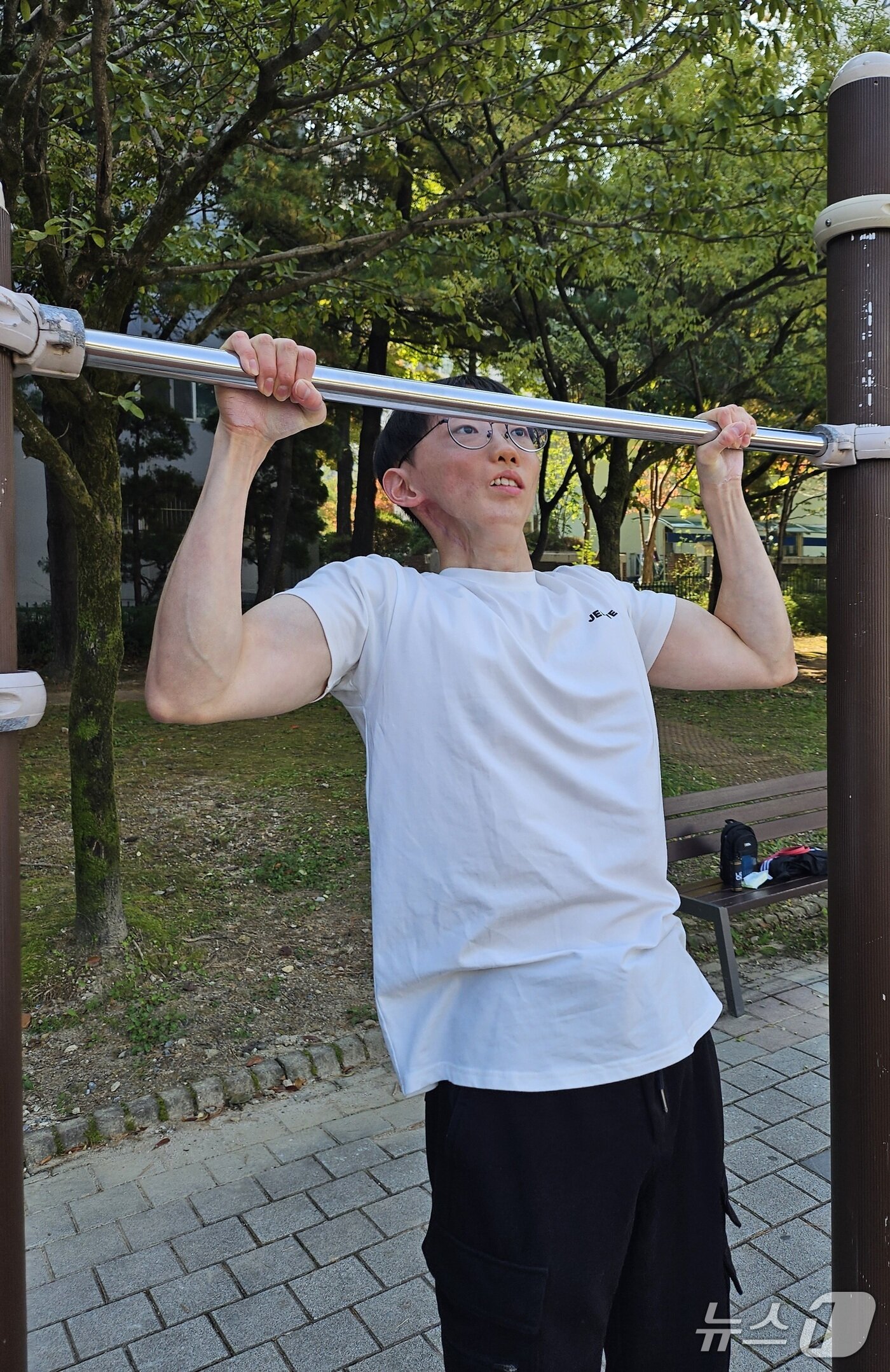 본문 이미지 - 김동호 씨의 삶을 바꿔준 턱걸이 운동. ⓒ News1 권혁준 기자