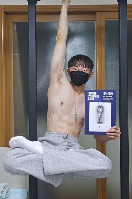 본문 이미지 - 힘겨운 노력 끝에 '턱걸이 챔피언' 타이틀을 얻은 김동호 씨. (김동호 씨 SNS 캡처)