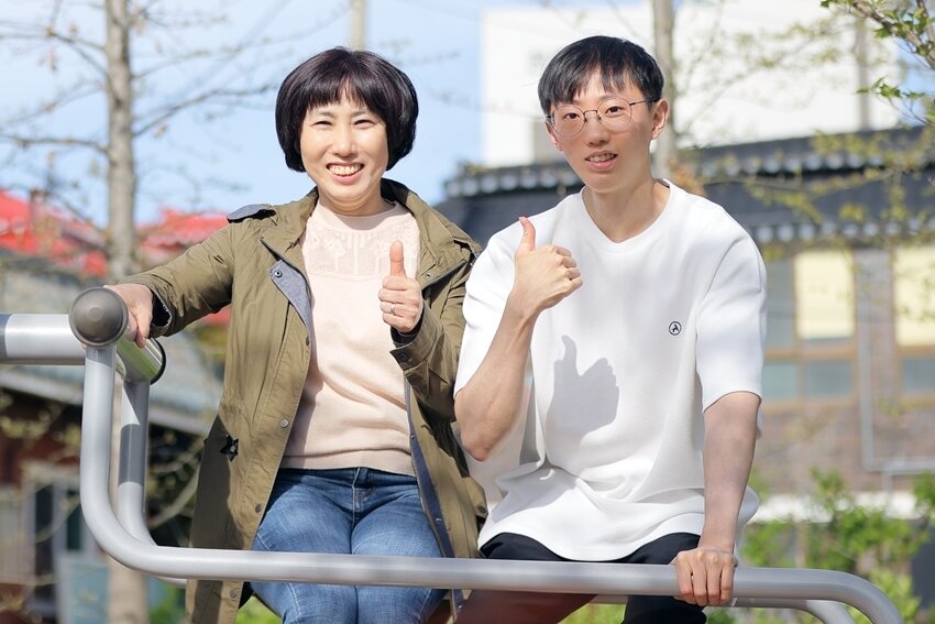 본문 이미지 - 김동호 씨와 어머니. (서울아산병원 제공)