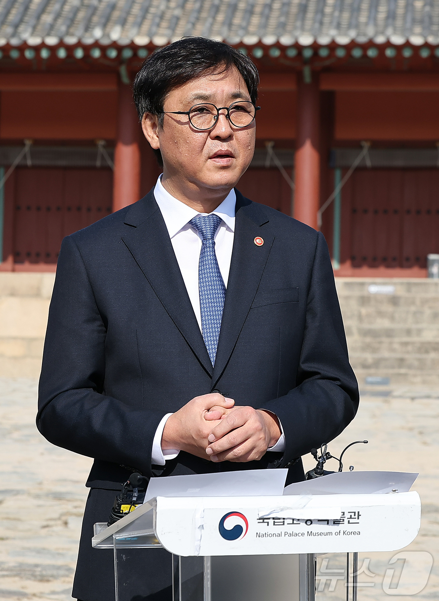 (서울=뉴스1) 김진환 기자 = 최휘영 문화체육관광부 장관이 7일 오후 서울 종묘 정전 하월대에서 종묘 앞 개발 관련 대법원 판결과 관련해 입장을 밝히고 있다.앞서 대법원은 지난 …