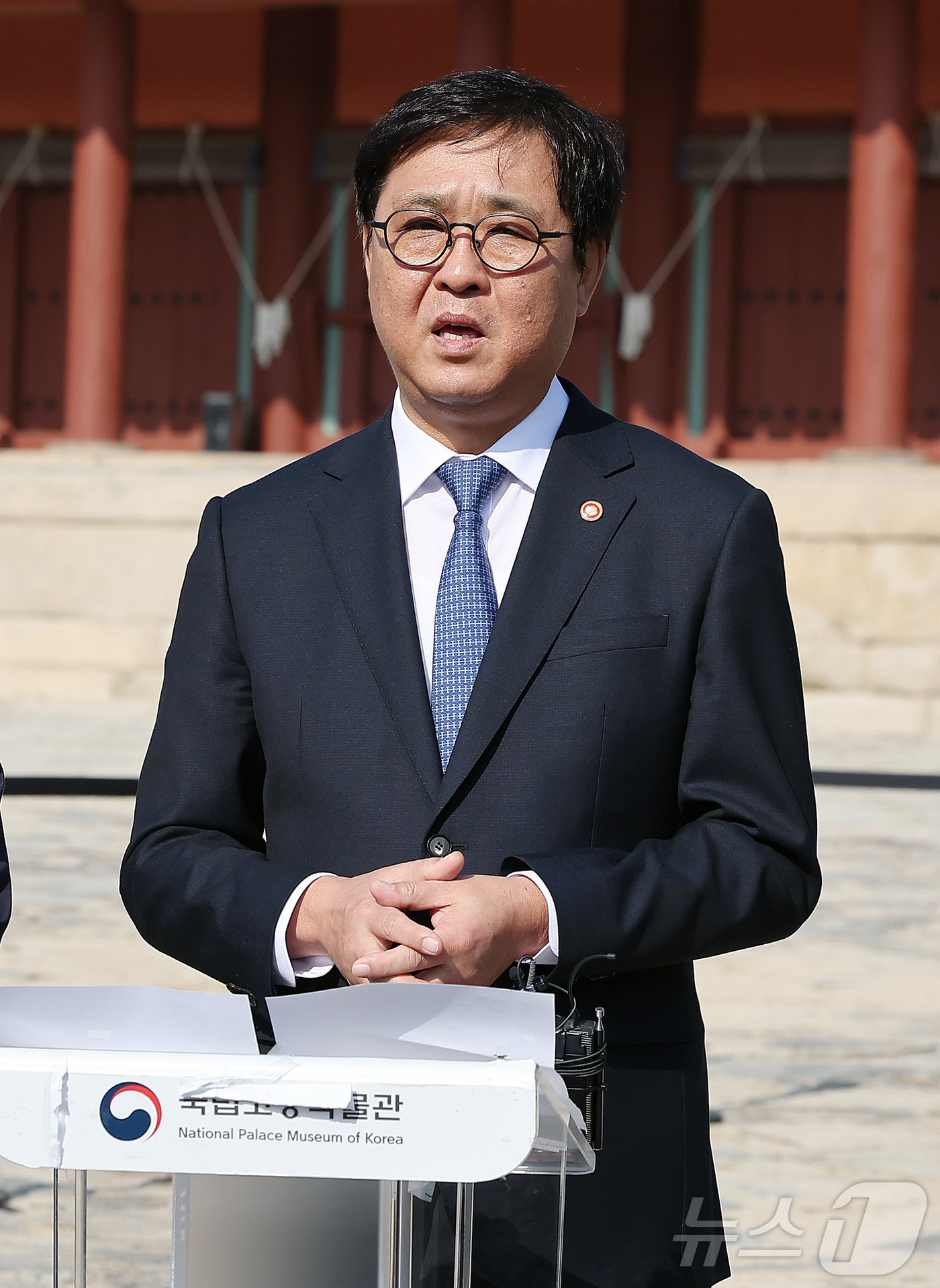 (서울=뉴스1) 김진환 기자 = 최휘영 문화체육관광부 장관이 7일 오후 서울 종묘 정전 하월대에서 종묘 앞 개발 관련 대법원 판결과 관련해 입장을 밝히고 있다.앞서 대법원은 지난 …